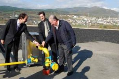 El alcalde, el director de Repsol y el jefe de Industria, ayer abriendo la llave del gas almacenado.