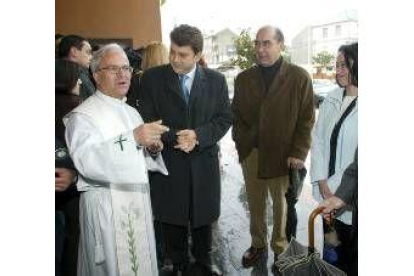 El párroco de Cuatrovientos dialoga con el alcalde de Ponferrada