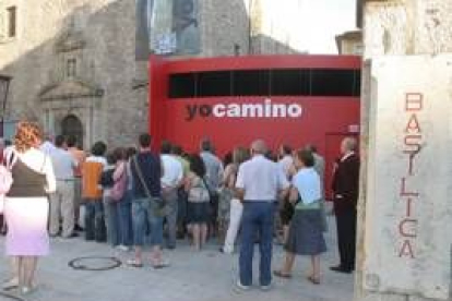Un grupo de visitantes espera para entrar en la muestra de Las Edades