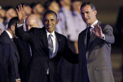 Barack Obama y el rey Felipe VI en la base aérea de Torrejón en la noche de ayer. CHEMA MOYA