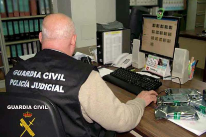 La Guardia Civil logró descabezar esta red de estafas por internet. DL