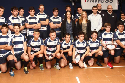 El equipo posa junto a los patrocinadores y el concejal.