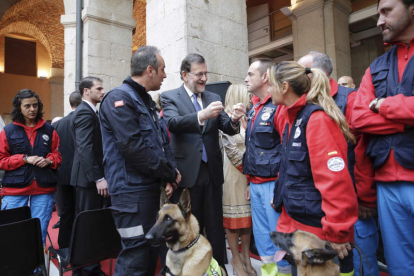 Rajoy conversa con los miembros del Ericam durante los actos del día de la Comunidad de Madrid. ZIPI