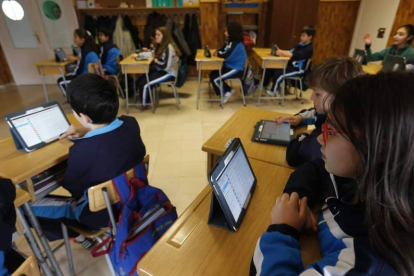 Los alumnos de 6.º de Primaria y 1.º de la ESO del Colegio Paula Montal Escolapias de Astorga han normalizado el uso de la tablet en clase, que ya se ha convertido en una herramienta educativa más.