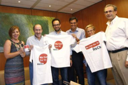 Rubalcaba, con la camiseta que sus compañeros de partido le regalaron ayer.