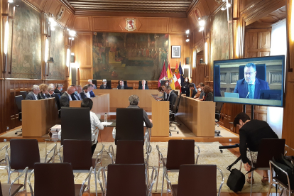 Un momento del pleno celebrado en la Diputación de León. DL