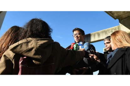 Íñigo Errejón habla con los periodistas tras los ataques recibidos desde Podemos. FERNANDO VILLAR