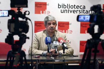 El candidato a rector de la Universidad de León Francisco García Marín comparece en rueda de prensa como cierre de su campaña electoral.