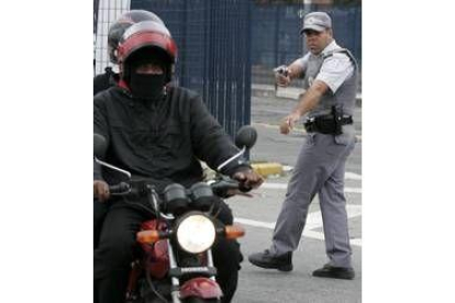 Un miembro de la Policía para a un motorista en un puesto de control