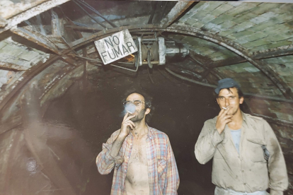 Una imagen de dos mineros en el interior de una de las explotaciones del pueblo. DL
