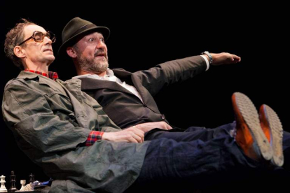Los actores César Sarachu y Daniel Albaladejo, en una escena de la obra ‘Reikiavik’