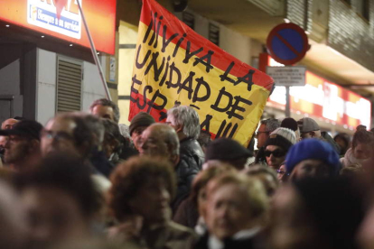 Imagen de los manifestantes ayer frente a la sede del PSOE en León. RAMIRO