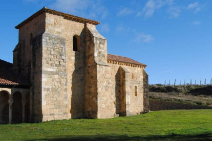 El monasterio, con los once cipreses al fondo, que podrían llegar a medir hasta dos metros.