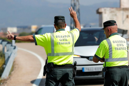 Control de la Guardia Civil en una carretera valenciana, este lunes. /