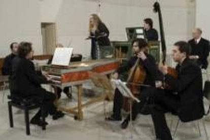 Imagen de algunos de los integrantes de la orquesta durante un ensayo