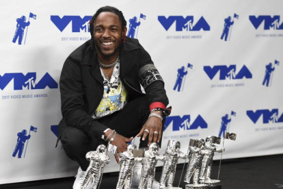 Kendrick Lamar posa con los cinco premios que ha recogido por HUMBLE.