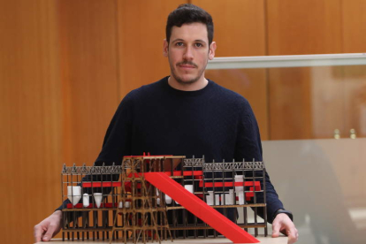 El arquitecto berciano Adrián Diez Campos sostiene la maqueta del proyecto. L. DE LA MATA