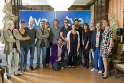 Doce de los quince cineastas posan junto a Javier Pons (izquierda) y Montse Abad (derecha).