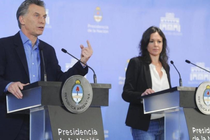 Macri (izq) habla durante una rueda de prensa junto a la ministra de Desarrollo Social, Carolina Stanley, este miércoles, en Buenos Aires.
