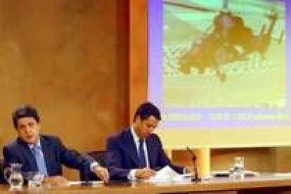 El Ministro de Defensa, Federico Trillo y Eduardo Zaplana tras el Consejo de Ministros de ayer