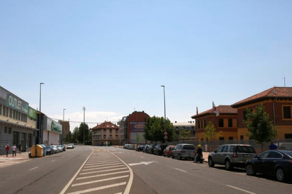 El paso de peatones dará paso desde el outlet de El Corte Inglés hasta la parada del bus. F. OTERO PERANDONES