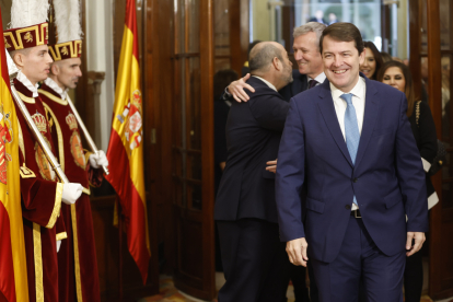 El presidente de la Junta de Castilla y León, Alfonso Fernández Mañueco (d), a su llegada al Congreso de los Diputados para asistir a los actos por el Día de la Constitución este miércoles. EFE / MARISCAL.