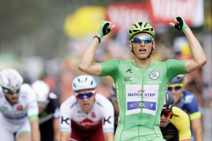 El ciclista alemán Marcel Kittel celebra la victoria con los brazos en alto.