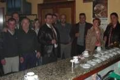El alcalde de Cuadros con los vecinos de La Seca, en la degustación del tradicional «aguisao»