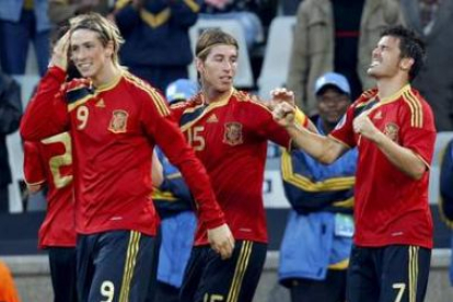David Villa (d), celebra con Fernando Torres (i) y Sergio Ramos (c), el gol marcado a Irak .