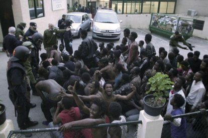 Algunos de los inmigrantes que han entrado en Ceuta, ante el Centro de Estancia Temporal de Inmigrantes, en febrero del 2017.