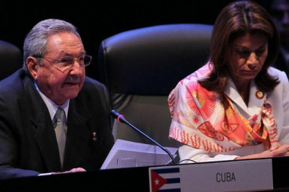 El presidente de Cuba, Raúl Castro, cede la presidencia de la Celac a su homóloga de Costa Rica, Laura Chinchilla.