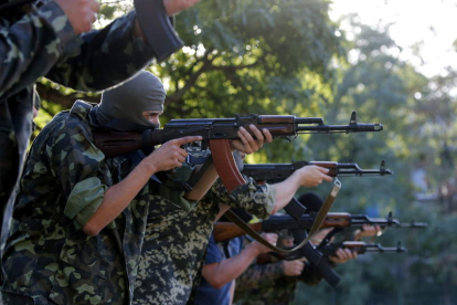 Miembros del batallón ucraniano Azov entrenando ayer en Mariúpol.