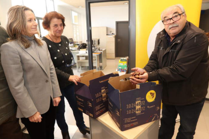 José Nerodo mostraba ayer los siete kilos de castañas que le envía a su hermano en Barcelona. LDM