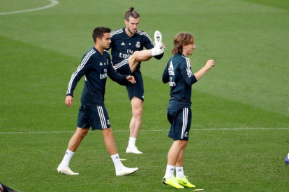 Reguilón, en un entrenamiento, junto a Bale y Modric.