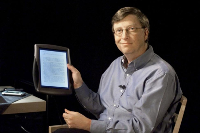 Bill Gates muestra el primer tablet que lanzó Microsoft en el 2000 con pantalla táctil.