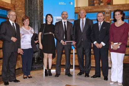 Oliu y el director general de SabadellHerrero, Pablo Junceda, con el premiado y su familia.