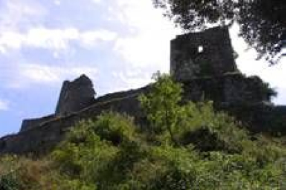 Los restos del castillo de Sarracín, en Vega de Valcarce