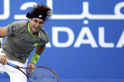 El tenista español David Ferrer devuelve la bola al español Rafa Nadal en la semifinal del torneo de exhibición de Abu Dabi celebrado en Abu Dabi (Emiratos Árabes Unidos)