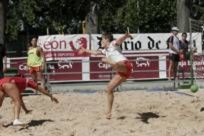 Las jugadoras del balonmano femenino dieron un buen espectáculo