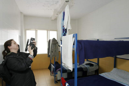 Una periodista, en una de las habitaciones del CIE de Barcelona, que abrió sus puertas.