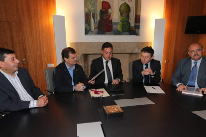 Jaime González, José Antonio Velasco, Marcos Martínez, Samuel Folgueral y Emilio Cubelos durante la firma del convenio.