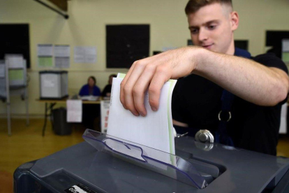 Un irlandés vota en el referendum