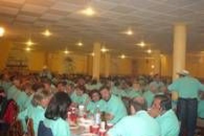 Cientos de personas abarrotaron el salón del pueblo en la cena