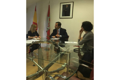 Eugenia Gancedo, ayer con Ramírez Utrilla y Blanca Arévalo. DL