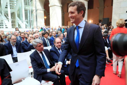 Pablo Casado no se saludó con Ángel Garrido en el acto del 2 de Mayo. FERNANDO ALVARADO