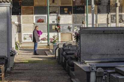 Una persona rinde homenaje a sus seres queridos en el cementerio. MIGUEL F. B.