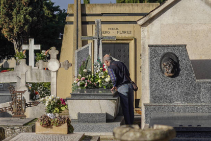 En los últimos días, muchas personas se han acercado al cementerio de León. MIGUEL F. B.