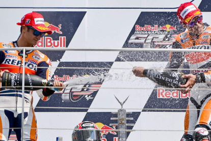 Marc Márquez, a la derecha, festeja la victoria con su compañero de equipo Pedrosa.