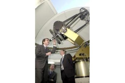Aznar mira por el telescopio robótico del Centro de Astrobiología