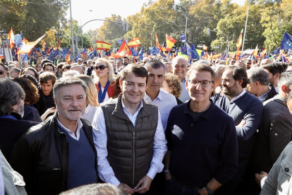 El presidente del Partido Popular de Castilla y León, Alfonso Fernández Mañueco, participa, junto al presidente nacional del PP, Alberto Núñez Feijóo, en la concentración en defensa del Estado de Derecho y la Igualdad de todos los españoles y en contra de la amnistía. JUAN LÁZARO